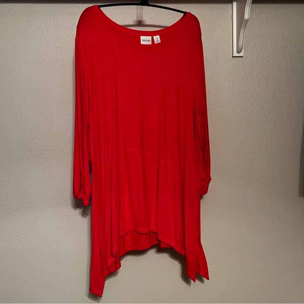 Chicos Zenergy Womens Tunic Top Shark Bite Hem 3/4 Sleeve.